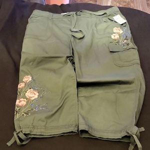 Novelty Capri size 14  Olive Sprig